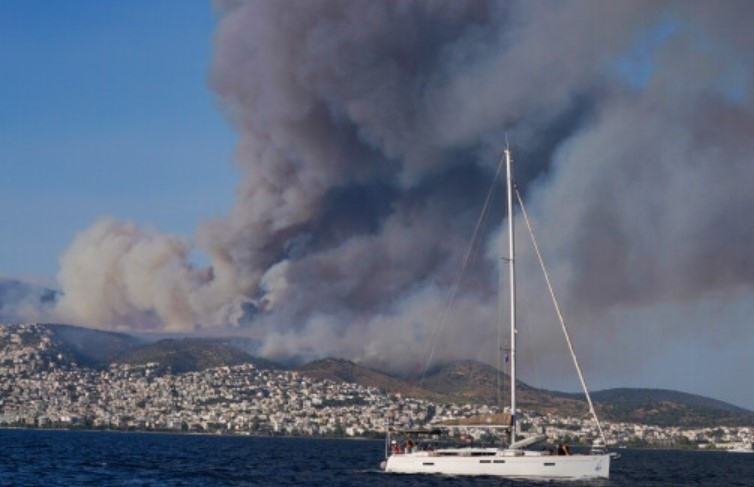 Голям пожар над Атина (СНИМКИ)